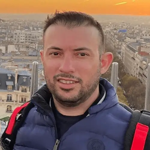 <div style="position: relative;">     <img src="https://fyredesign.com.br/wp-content/uploads/2024/08/seta-preta-baixo.svg" alt="Seta" style="position: absolute; top: 0; left: 0; width: 30px; height: px;">     <div style="padding-left: 0px; padding-top: 40px;">         <span style="font-weight: bold; font-size: 24px;">Jeferson Borges</span><br>         <span style="font-size: 14px;"></span>     </div> </div>
