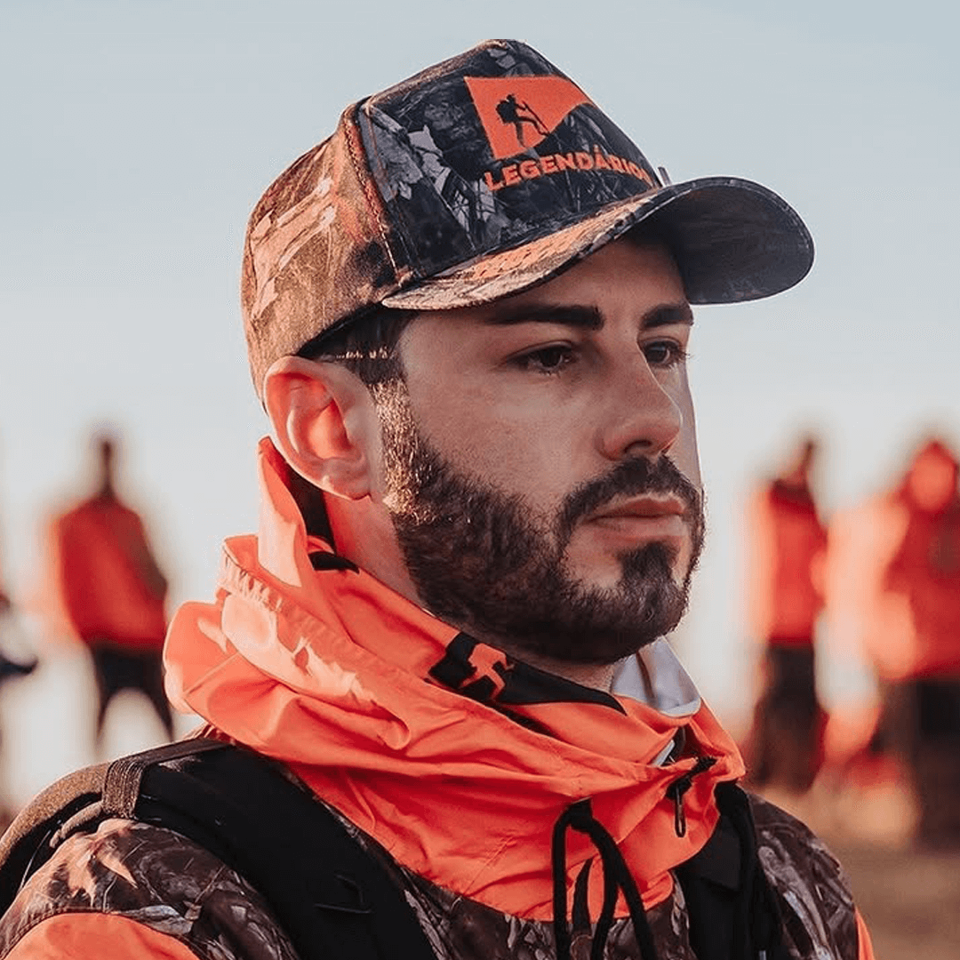 <div style="position: relative;">     <img src="https://fyredesign.com.br/wp-content/uploads/2024/08/seta-preta-baixo.svg" alt="Seta" style="position: absolute; top: 0; left: 0; width: 30px; height: px;">     <div style="padding-left: 0px; padding-top: 40px;">         <span style="font-weight: bold; font-size: 24px;">Edenilson Perin</span><br>         <span style="font-size: 14px;"></span>     </div> </div>